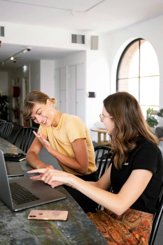 how much does a community manager make