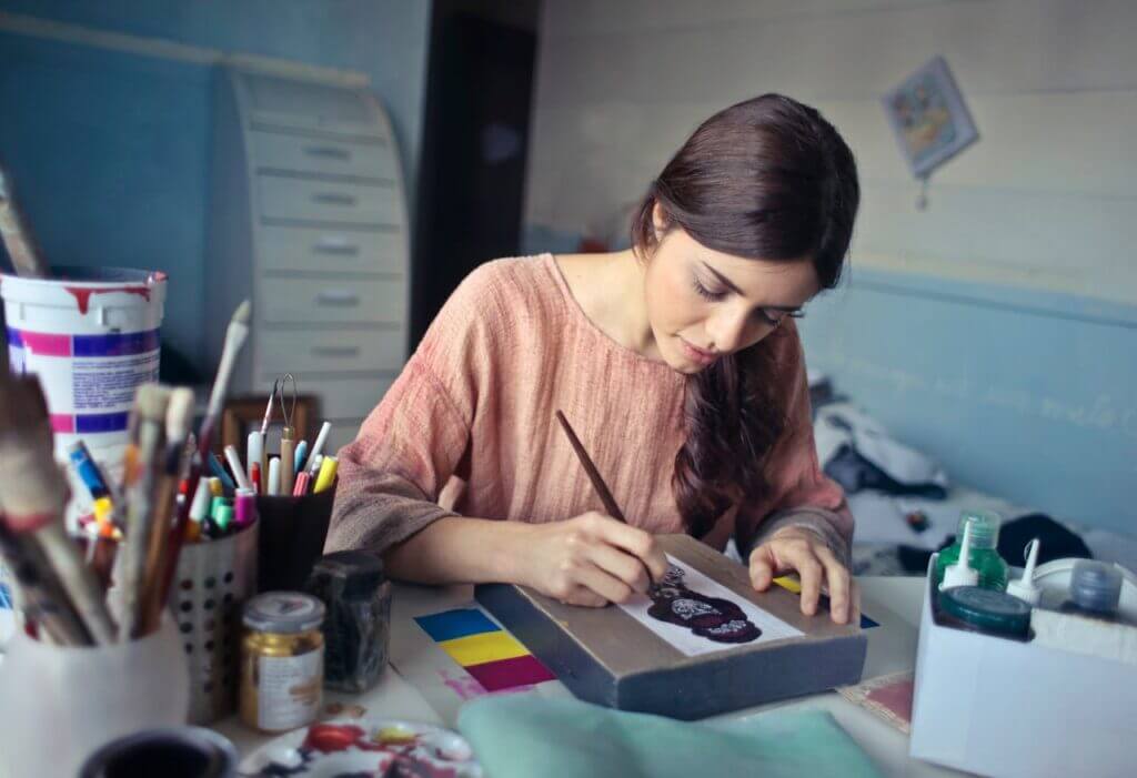 how much does a graphic designer earn