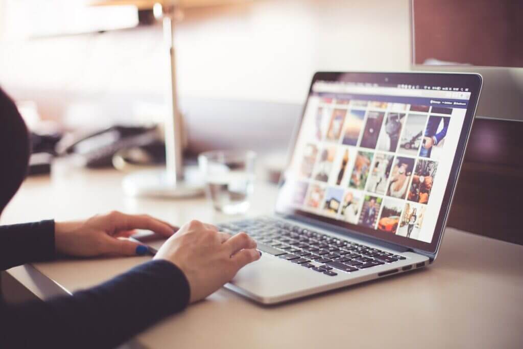 how much does a social media specialist make