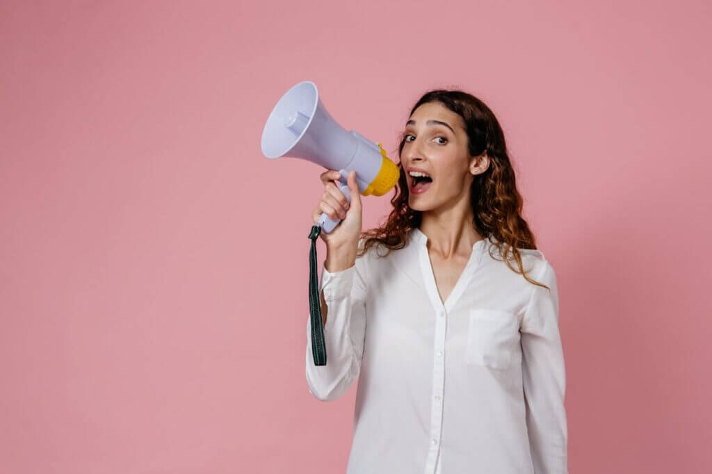 differences between a social media manager and social media specialist